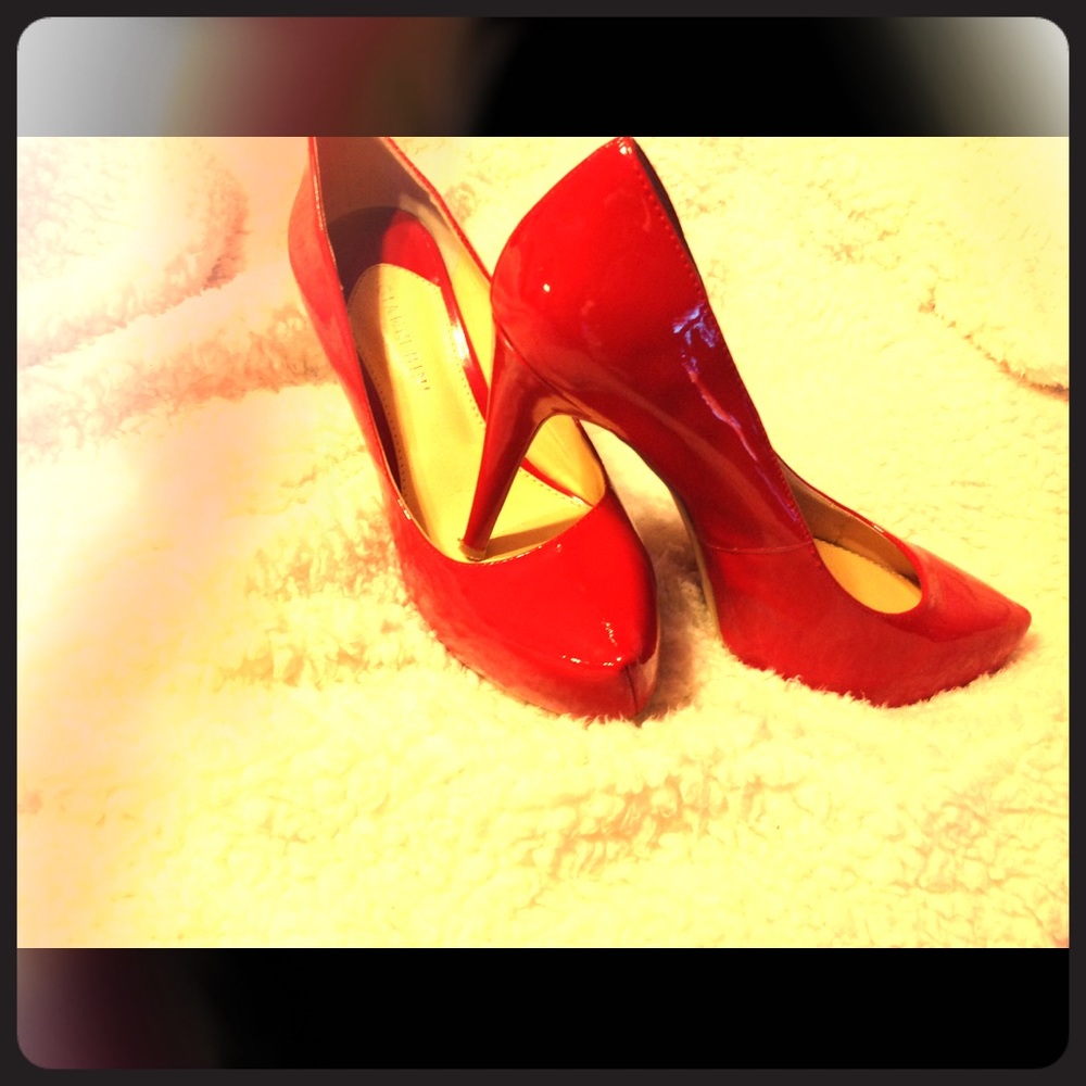 WOMEN IN RED PERFECT PUMPS